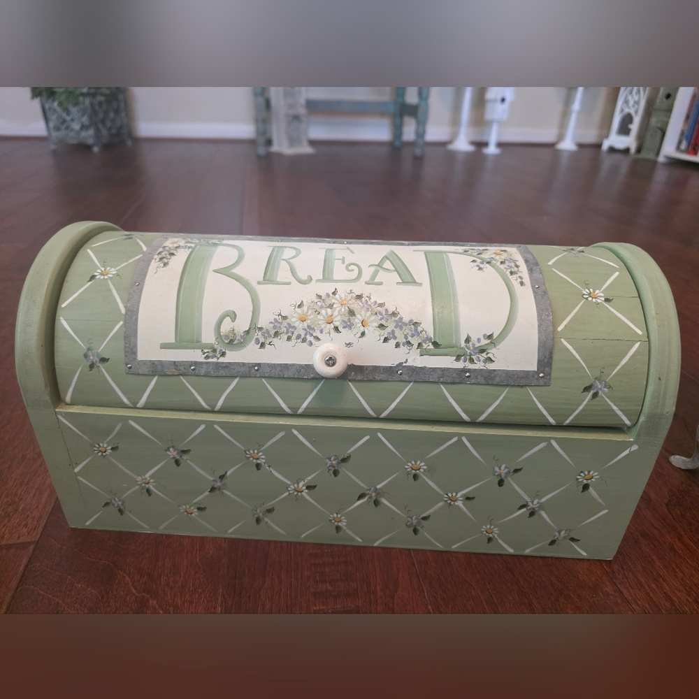 Vintage-Style Green Bread Box - Decorative Kitchen Storage - Picture 2 of 8
